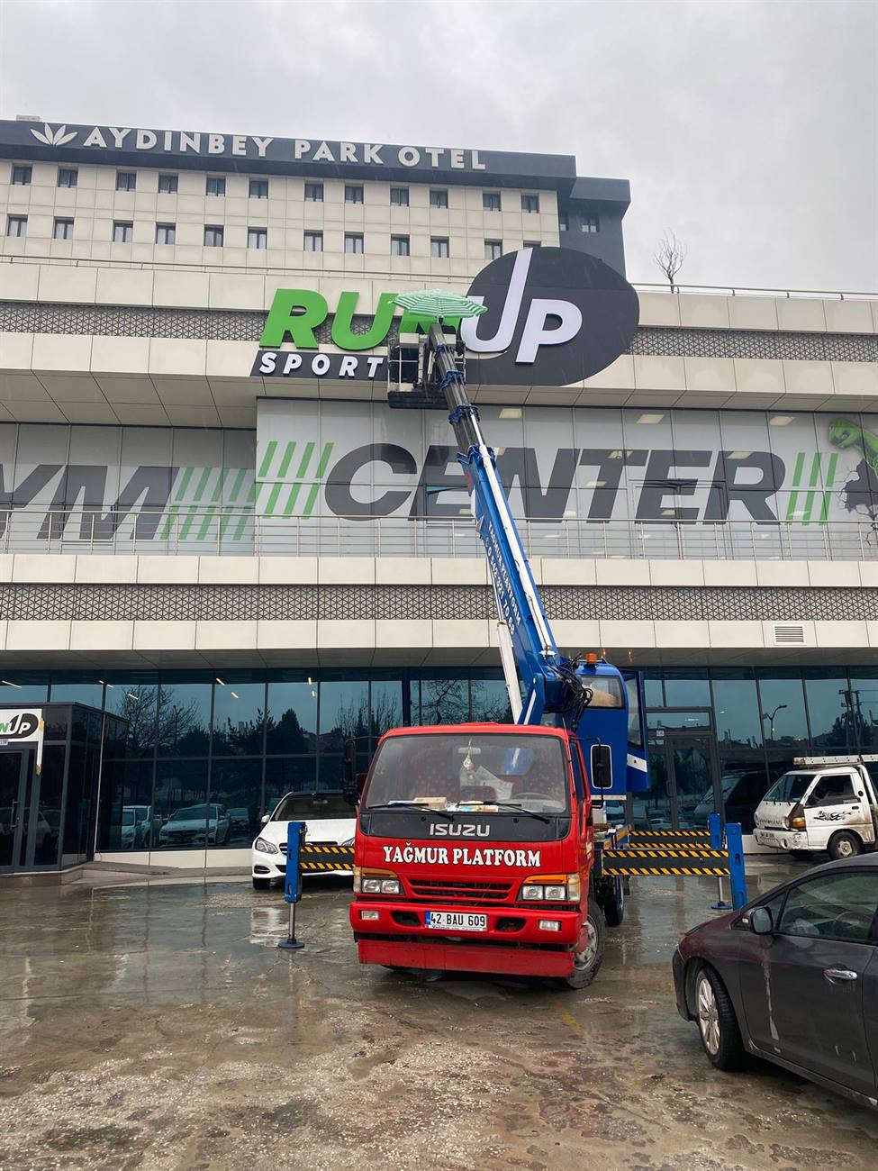 RunUp spor merkezi cephesinde yüksekte ışıklı tabela çalışması